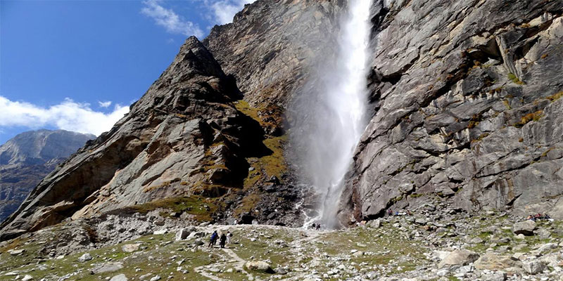 mana to vasudhara falls trek